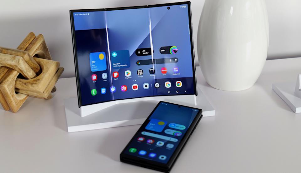 Samsung 三摺疊 Galaxy Z TriFold 登場：12.9mm 厚 G 型結構有別華為、10 吋 120Hz、5,600mAh 電池